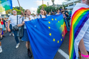 Hayfa, İsrail - 27 Ağustos 2025: AB grubu LGBTQ + cemaati Hayfa, İsrail 'in yıllık Onur Yürüyüşüne katıldı