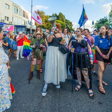 Hayfa, İsrail - 27 Ağustos 2025: LGBTQ + cemaatinin yıllık Onur Yürüyüşüne çeşitli katılımcılar katıldı, Hayfa, İsrail