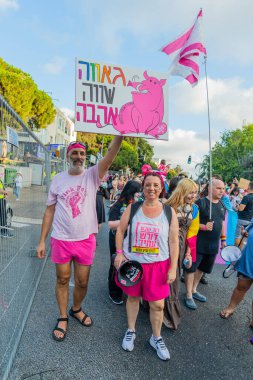 Hayfa, İsrail - 27 Ağustos 2025: Pembe grup, LGBTQ + cemaatinin yıllık Onur Yürüyüşü 'ne katıldı, Hayfa, İsrail