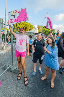 Hayfa, İsrail - 27 Ağustos 2025: Pembe grup, LGBTQ + cemaatinin yıllık Onur Yürüyüşü 'ne katıldı, Hayfa, İsrail