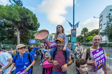 Hayfa, İsrail - 27 Ağustos 2025: LGBTQ + cemaatinin yıllık Onur Yürüyüşü, Hayfa, İsrail