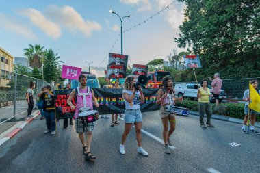 Hayfa, İsrail - 27 Ağustos 2025: Hayfa Halkı Protesto grubu LGBTQ + cemaatinin yıllık Onur Yürüyüşü 'ne katıldı, Hayfa, İsrail