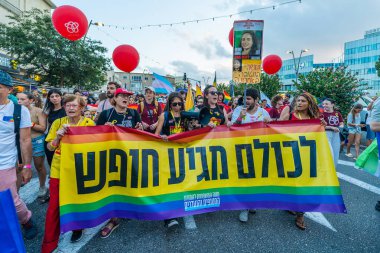 Hayfa, İsrail - 27 Ağustos 2025: Rehine Aileleri Forumu, LGBTQ + cemaati Hayfa, İsrail 'in yıllık Onur Yürüyüşü' ne katıldı
