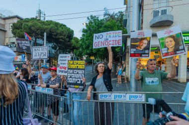 Hayfa, İsrail - 27 Ağustos 2025: LGBTQ + cemaatinin yıllık Onur Yürüyüşü, Hayfa, İsrail