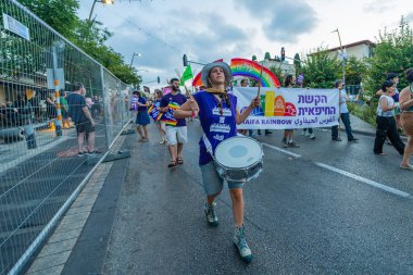 Hayfa, İsrail - 27 Ağustos 2025: Hayfa Gökkuşağı grubu LGBTQ + cemaatinin yıllık Onur Yürüyüşü 'ne katıldı, Hayfa, İsrail