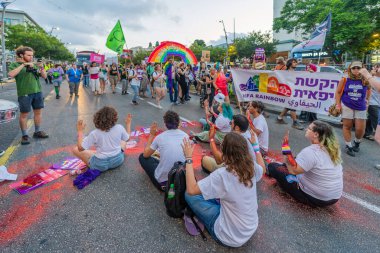 Hayfa, İsrail - 27 Ağustos 2025: Bir araya gelen grup, LGBTQ + cemaatinin yıllık Onur Yürüyüşü Hayfa, İsrail 'de Gazze' den çıkmak için sembolik bir gösteri düzenledi.