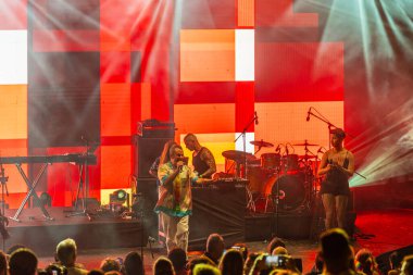 Hayfa, İsrail - 27 Ağustos 2025: LGBTQ + cemaatinin yıllık Onur Yürüyüşü kapsamında son gösteri ve parti sahnesi, Hayfa, İsrail