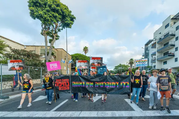 Hayfa, İsrail - 27 Ağustos 2025: Hayfa Halkı Protesto grubu LGBTQ + cemaatinin yıllık Onur Yürüyüşü 'ne katıldı, Hayfa, İsrail