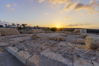 Tel Megiddo Ulusal Parkı 'ndaki arkeolojik kalıntıların günbatımı manzarası. Kuzey İsrail
