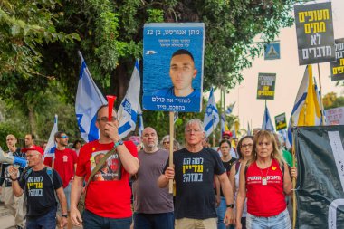 Hayfa, İsrail - 30 Ağustos 2025: Çeşitli tabela ve bayraklara sahip insanlar savaşın sona ermesi, rehine anlaşmasının tamamlanması ve yeni seçimler için düzenlenen protesto mitingine katıldılar. Hayfa, İsrail