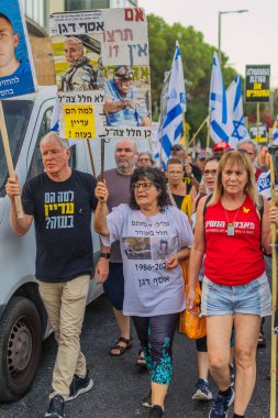 Hayfa, İsrail - 30 Ağustos 2025: İnsanlar IDF 'nin Hava Kuvvetleri Navigatörü Asaf Dagan' ı şehit asker olarak tanımamasını protesto ediyor ama sivil Jabo Erlich 'i bir asker olarak tanıyor. Hayfa, İsrail 'de protesto mitingleri