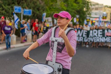 Hayfa, İsrail - 30 Ağustos 2025: İnsanlar savaşın sona ermesi, rehine anlaşmasının tamamlanması ve yeni seçimler çağrısında bulunan bir protesto yürüyüşüne (Pembe Cephe Grubu) katılıyor. Hayfa, İsrail