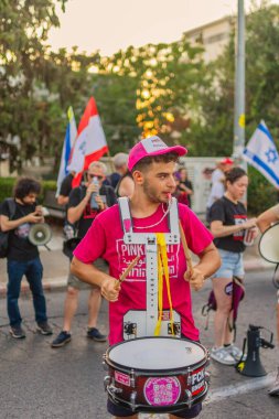 Hayfa, İsrail - 30 Ağustos 2025: İnsanlar savaşın sona ermesi, rehine anlaşmasının tamamlanması ve yeni seçimler çağrısında bulunan bir protesto yürüyüşüne (Pembe Cephe Grubu) katılıyor. Hayfa, İsrail