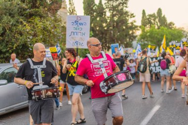 Hayfa, İsrail - 30 Ağustos 2025: İnsanlar savaşın sona ermesi, rehine anlaşmasının tamamlanması ve yeni seçimler çağrısında bulunan bir protesto yürüyüşüne (Pembe Cephe Grubu) katılıyor. Hayfa, İsrail
