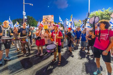 Hayfa, İsrail - 30 Ağustos 2025: Davul çemberi, Hayfa, İsrail 'deki bir protesto mitinginin bir parçası olan pembe ön grup