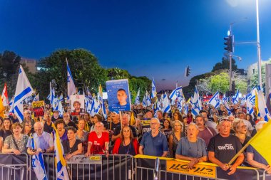 Hayfa, İsrail - 30 Ağustos 2025: Çeşitli tabela ve bayraklara sahip bir grup insan, savaşın sona ermesi, rehine anlaşmasının tamamlanması ve yeni seçimler için düzenlenen protesto mitingine katıldı. Hayfa, İsrail