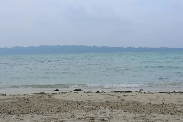 Mavi gökyüzü ile güzel deniz