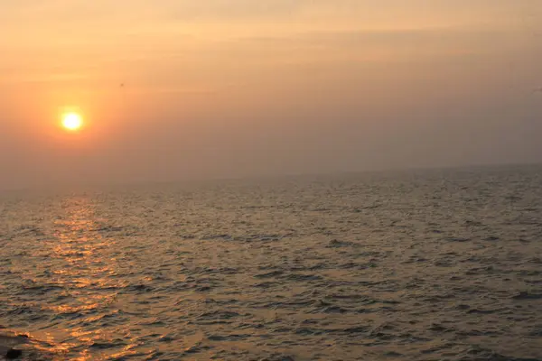 Denizin üzerinde güzel bir gün batımı