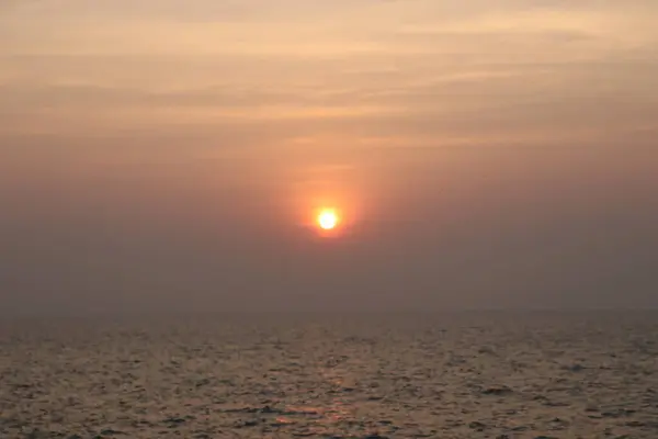 Denizin üzerinde gün batımı