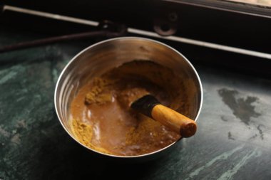 Kahve çekirdekleri üzerinde kahve yapma süreci.