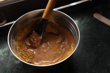 Fındıklı ve tarçınlı çikolata pişirmek.