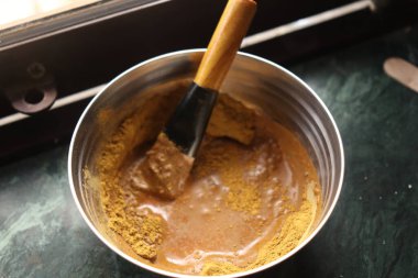 Tabakta çikolatalı kek ve masada kaşık.