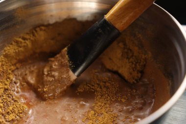 Çikolatalı pasta ve fındıklı çikolata sosu