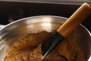 Pişmemiş kahverengi hamurun pişirme tavasında yakın plan çekimi.