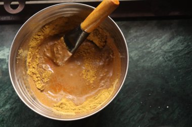 Geleneksel Hint körisini pilavla pişirmek.