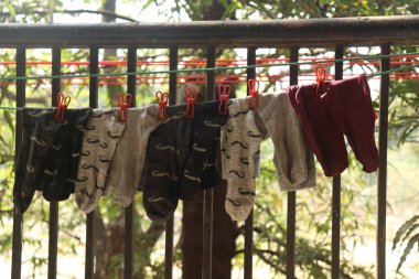 Clothesline üzerinde giyim asmak
