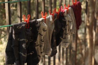 Bahçedeki askıda asılı giysiler.