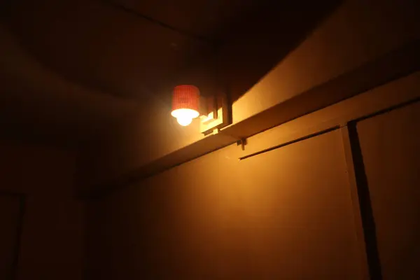 Ahşap bir lambanın yakın plan çekimi.