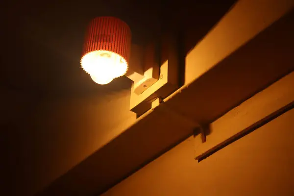 Evin çatısında ampul var.