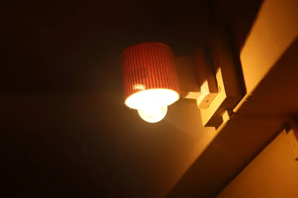 Siyah arkaplanda kırmızı ampuller