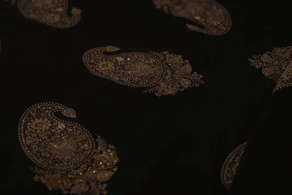 Altın desenli siyah beyaz kumaştan güzel bir kare.