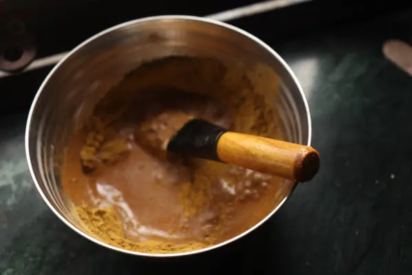 Bir kase tarçın çubuğunun yakın çekimi.