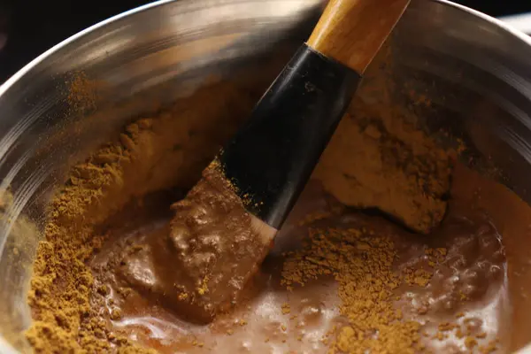 Çikolatalı kekin yakın çekimi.