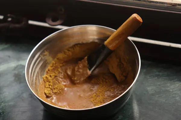 Yakın çekim. Metal kasedeki Asya besin maddeleri.