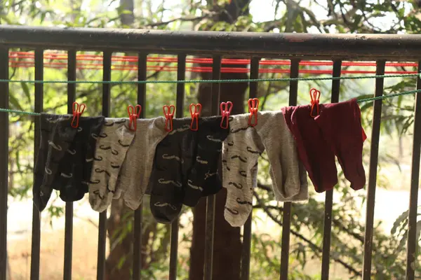 Çamaşır mandalı asılıydı.