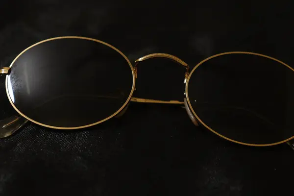 Siyah masanın üstünde siyah güneş gözlüğü, üst manzara.