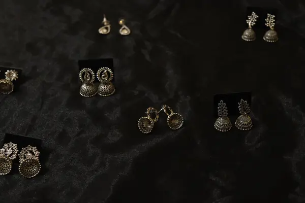 Siyah arkaplanda mücevherler