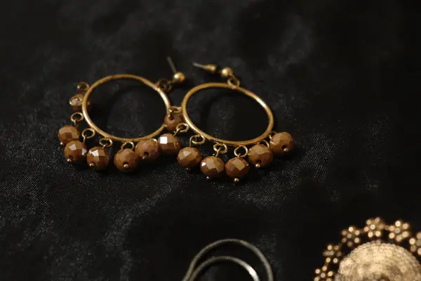 Siyah takılı altın küpeler.