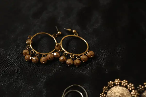 Beyaz arkaplanda küpeler