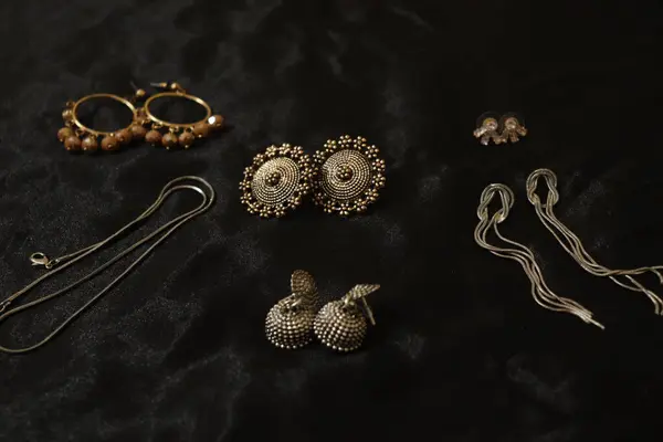 Siyah arka planda klasik mücevher seti. Kopyalama alanı olan üst görünüm.