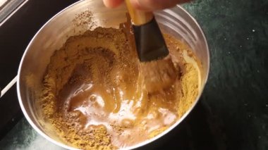 Bir kase çikolataya yaklaş.