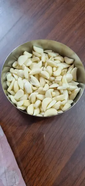 Bir kase beyaz pirincin yanına.