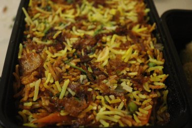 Tabakta lezzetli Türk yemeği var.