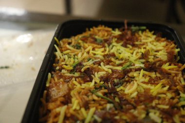 Hint geleneksel yemeklerine koyun pirinci deniyor.