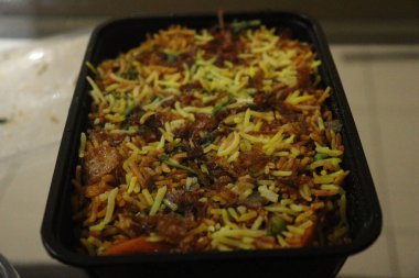 Hint yemeği basmati pilavı ve siyah kasede basmati pilavı.