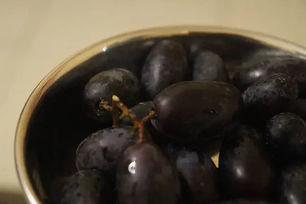 Siyah arkaplanda siyah frenk üzümü.